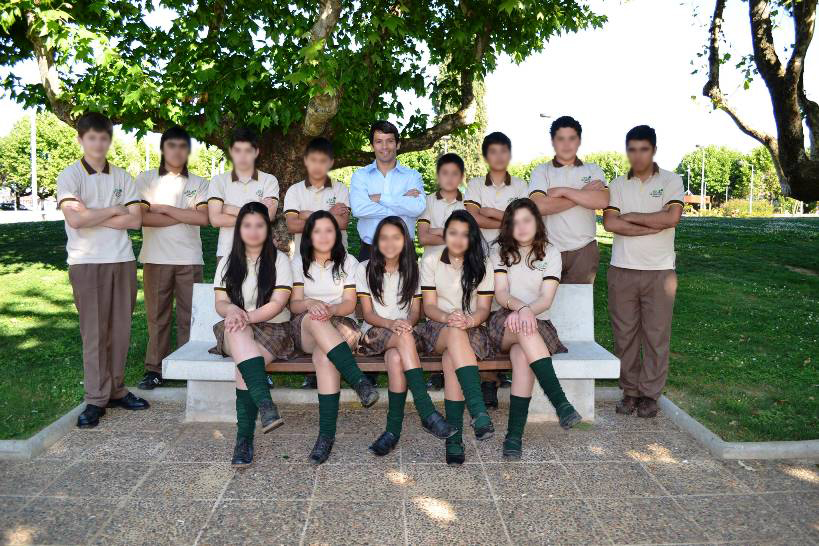 Joanthan El Mestre Ortega posa con sus alumnos de ciencias naturales