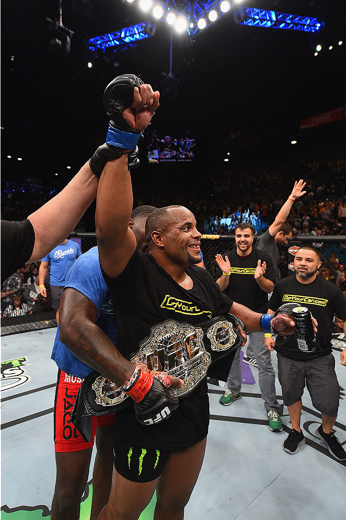 Daniel Cormier fue coronado como campeón semi-completo en UFC 187 