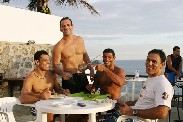 Churrasco após a vitória de Minotouro sobre Overeem com Mário Sperry, Rodrigo Minotauro e Ricardo Arona