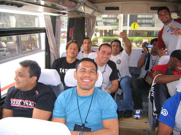 Com a equipe da BTT no ônibus a caminho da histórica luta com Shogun no Tokyo Dome
