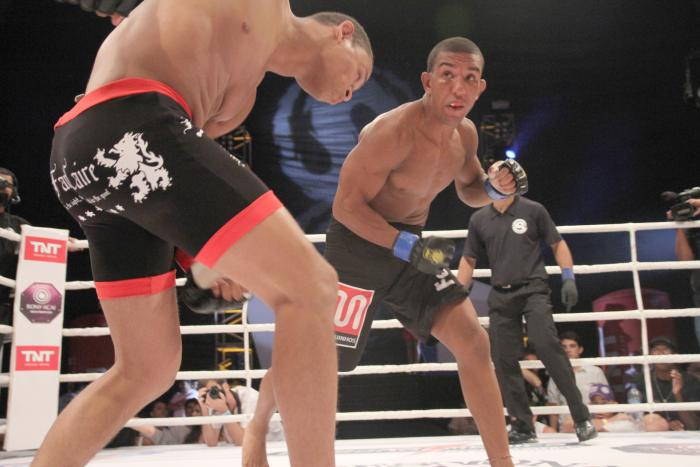 Raoni estreando no MMA com vitória sobre Vitor Rizzo no Shooto (2012)