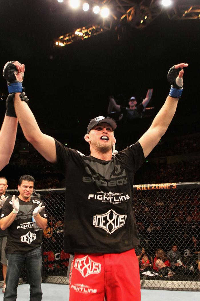 Alexander Gustafsson celebrates his win