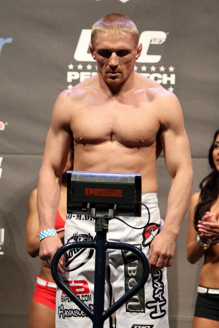 UFC 127 Weigh-in: Dennis Siver