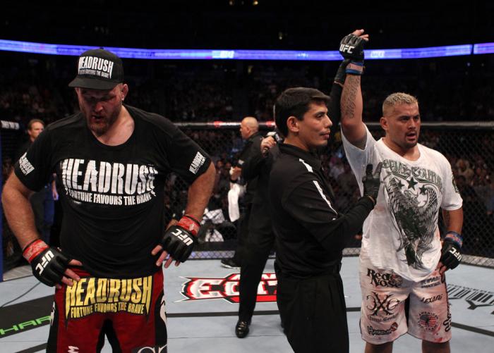 Mark Hunt celebrates his win