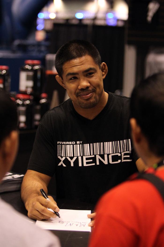 Mark Munoz signs autographs for fans