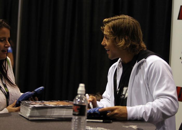 Urijah Faber signs gloves for a fan