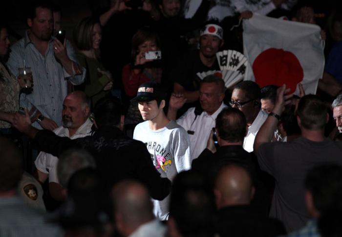 Hatsu Hioki enters the arena