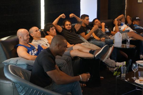 Los chicos disfrutando de las peleas de UFC Fight Night Albuquerque