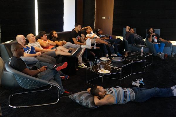 Todos los chicos relajados y disfrutando un poco de TV.