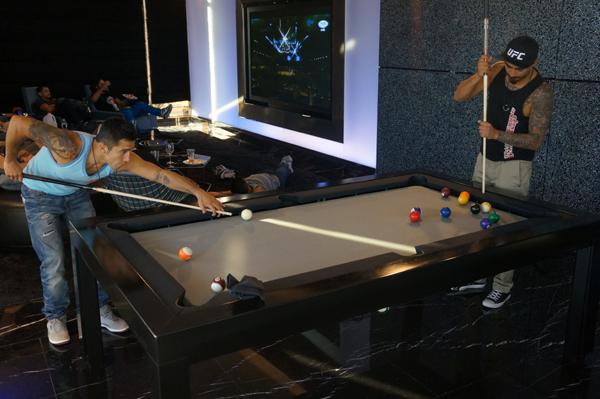 Diablito y Teco estuvieron jugando desde el inicio billar