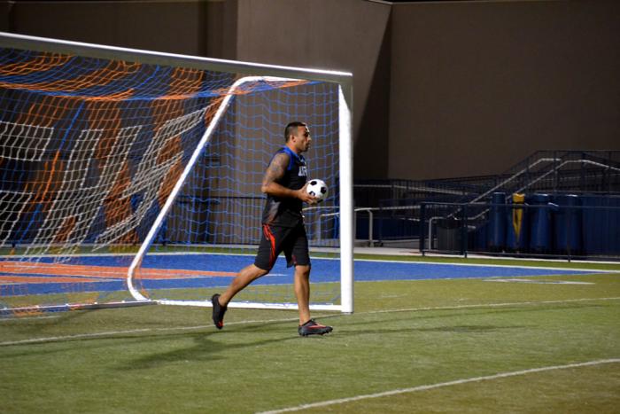 Como buen brasileño Fabricio Werdum se siente confiado con un balón de fútbol
