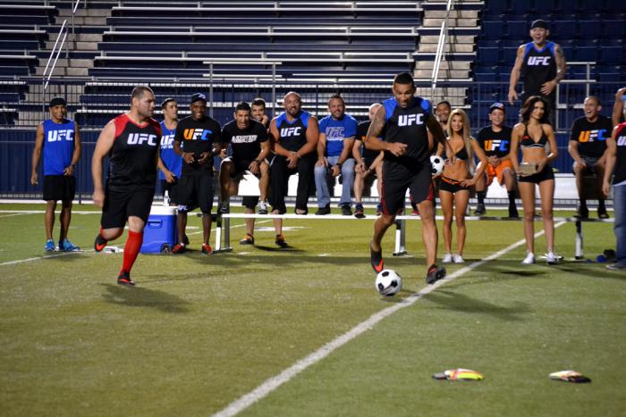 Fabrico Werdum corre con el balón en sus pies mientras es seguido por Cain Velásquez