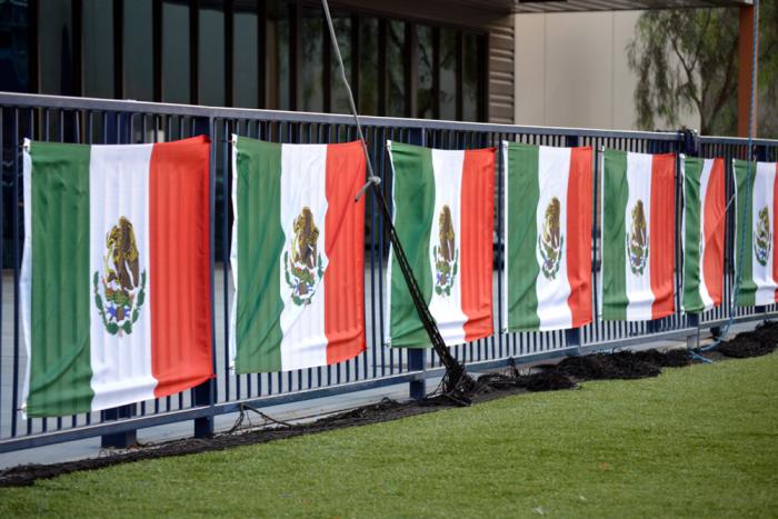 Las banderas del Team Velásquez en la cancha