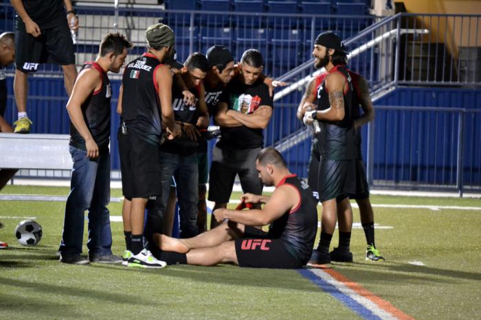 El Team Velásquez animando a su entrenador Cain antes del inicio de los tiros penales