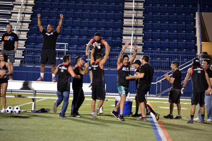 El Team Velásquez celebra eufóricamente uno de los goles de su entrenador Cain