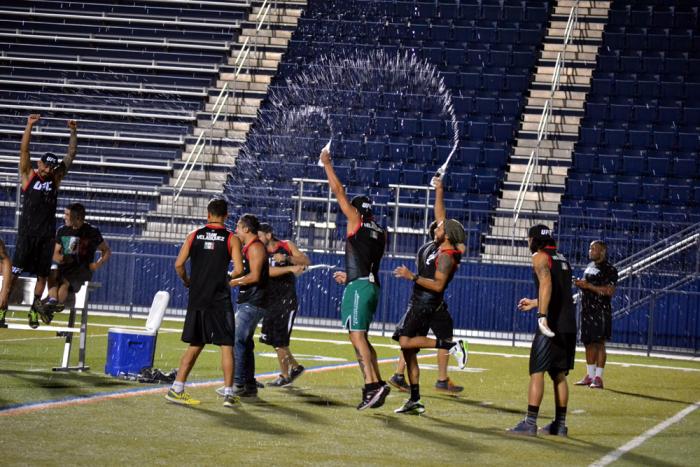La celebración del Team Velásquez ante uno de los goles de su entrenador Cain