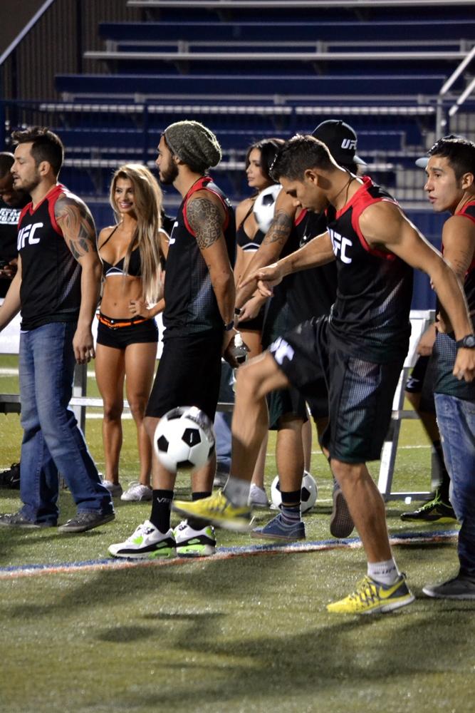 Yair Rodríguez domina el balón en la banca