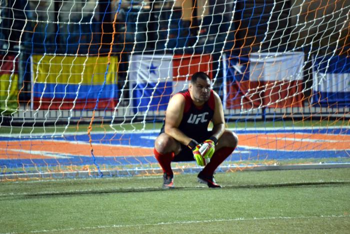 Cain descansa bajo la portería