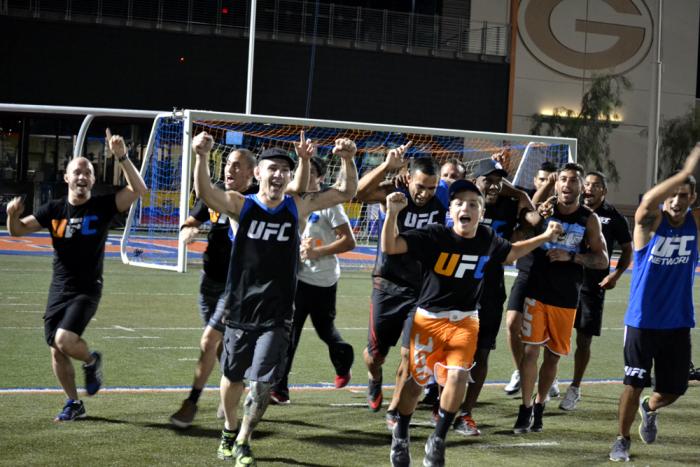 El Team Werdum corre dando la "vuelta" de victoria tras vencer al Team Velásquez