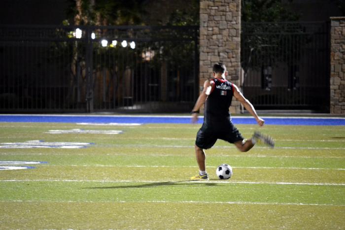 Yair Rodríguez patea el balón aprovechando los minutos fuera de la casa