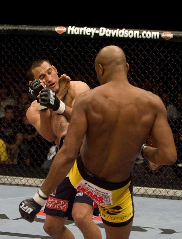 UFC 82 Anderson Silva vs Dan Henderson