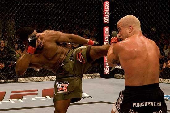 Tito Ortiz vs Rashad Evans UFC 73