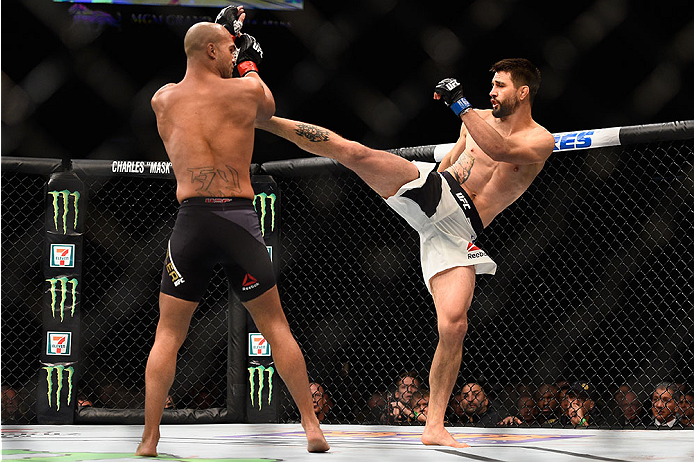 LAS VEGAS, NV - JANUARY 02: (R-L) Carlos Condit kicks Robbie Lawler in their UFC welterweight championship bout during the UFC 195 event inside MGM Grand Garden Arena on January 2, 2016 in Las Vegas, Nevada. (Photo by Jeff Bottari/Zuffa LLC/Zuffa LLC via