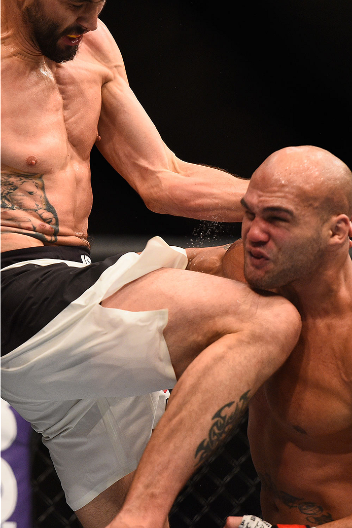 LAS VEGAS, NV - JANUARY 02: (L-R) Carlos Condit knees Robbie Lawler in their UFC welterweight championship bout during the UFC 195 event inside MGM Grand Garden Arena on January 2, 2016 in Las Vegas, Nevada. (Photo by Jeff Bottari/Zuffa LLC/Zuffa LLC via
