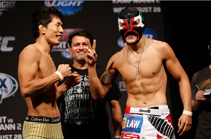 INDIANAPOLIS, IN - AUGUST 27: (L-R) Opponents Takeya Mizugaki and Erik Perez face off during the UFC weigh-in event at Bankers Life Fieldhouse on August 27, 2013 in Indianapolis, Indiana. (Photo by Josh Hedges/Zuffa LLC/Zuffa LLC via Getty Images)