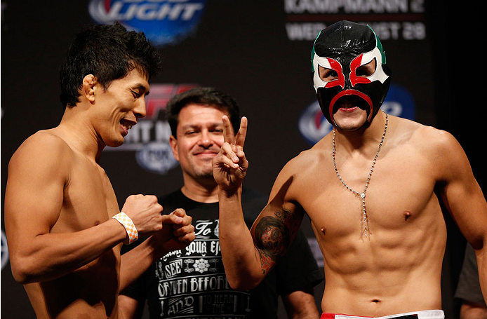 INDIANAPOLIS, IN - AUGUST 27: (L-R) Opponents Takeya Mizugaki and Erik Perez face off during the UFC weigh-in event at Bankers Life Fieldhouse on August 27, 2013 in Indianapolis, Indiana. (Photo by Josh Hedges/Zuffa LLC/Zuffa LLC via Getty Images)