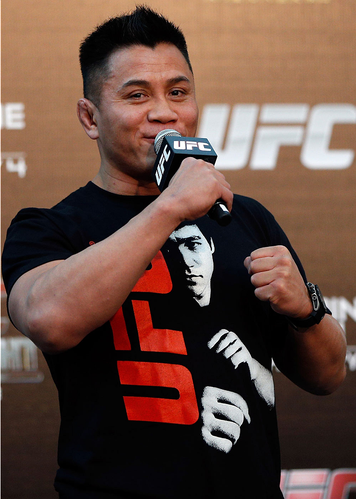 SINGAPORE - JANUARY 03: Cung Le interacts with fans during a Q&A session before the UFC Fight Night Singapore Weigh-in at the Shoppes at Marina Bay Sands on January 3, 2014 in Singapore. (Photo by Josh Hedges/Zuffa LLC/Zuffa LLC via Getty Images)