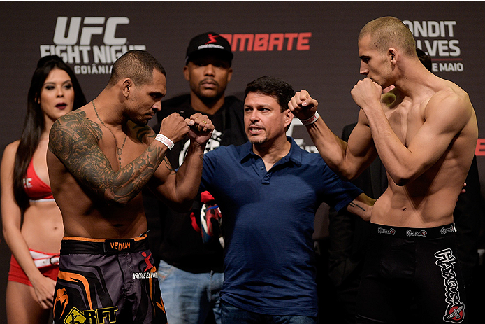 GOIANIA, BRAZIL - MAY 29:Welterweight fighters (L) Luiz Dutra of Brazil and Tom Breese of England face off during the UFC Fight Night Weigh-ins at Goiania Arena on May 29, 2015 in Goiania, Brazil. (Photo by Buda Mendes/Zuffa LLC/Zuffa LLC via Getty Images