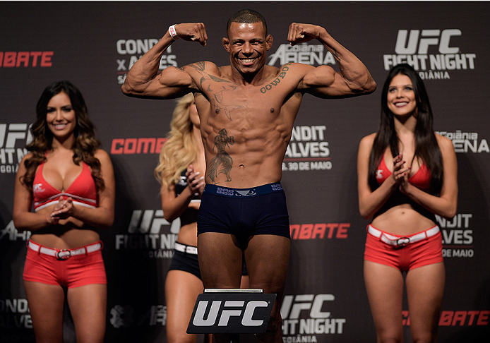 GOIANIA, BRAZIL - MAY 29: Welterweight fighter Alex Oliveira of Brazil weighs in during the UFC Fight Night Weigh-ins at Goiania Arena on May 29, 2015 in Goiania, Brazil. (Photo by Buda Mendes/Zuffa LLC/Zuffa LLC via Getty Images)