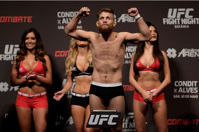 GOIANIA, BRAZIL - MAY 29:Featherweight fighter Nik Lentz of the United States weighs in during the UFC Fight Night Weigh-ins at Goiania Arena on May 29, 2015 in Goiania, Brazil. (Photo by Buda Mendes/Zuffa LLC/Zuffa LLC via Getty Images)