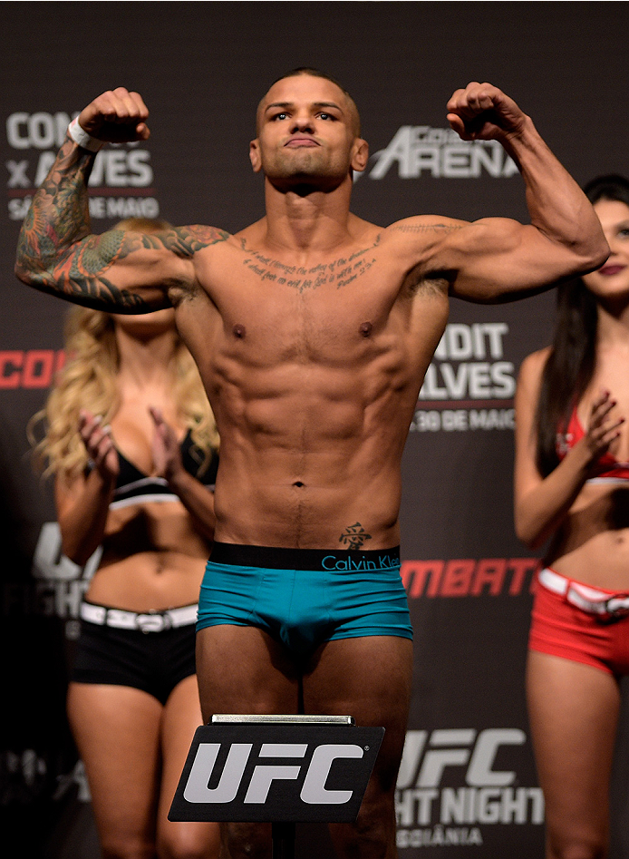 GOIANIA, BRAZIL - MAY 29: Welterweight fighter Thiago Alves of Brazil weighs in during the UFC Fight Night Weigh-ins at Goiania Arena on May 29, 2015 in Goiania, Brazil. (Photo by Buda Mendes/Zuffa LLC/Zuffa LLC via Getty Images)