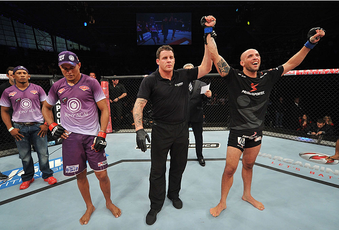 BARUERI, BRAZIL - OCTOBER 9: (R-L) Igor Araujo celebrates after defeating Ildemar Alcantara in their welterweight bout during the UFC Fight Night event at the Ginasio Jose Correa on October 9, 2013 in Barueri, Sao Paulo, Brazil. (Photo by Jeff Bottari/Zu