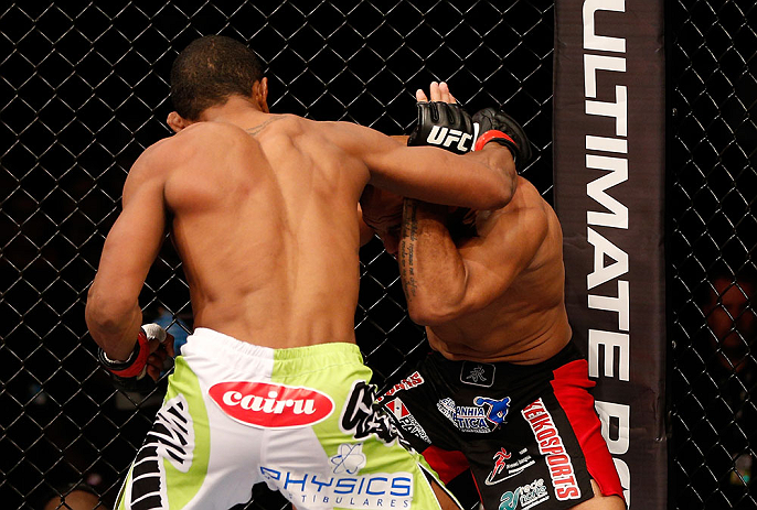 JARAGUA DO SUL, BRAZIL - MAY 18: (L-R) Yuri Alcantara punches Iliarde Santos in their bantamweight bout during the UFC on FX event on May 18, 2013 at Arena Jaragua in Jaragua do Sul, Santa Catarina, Brazil. (Photo by Josh Hedges/Zuffa LLC/Zuffa LLC via Ge