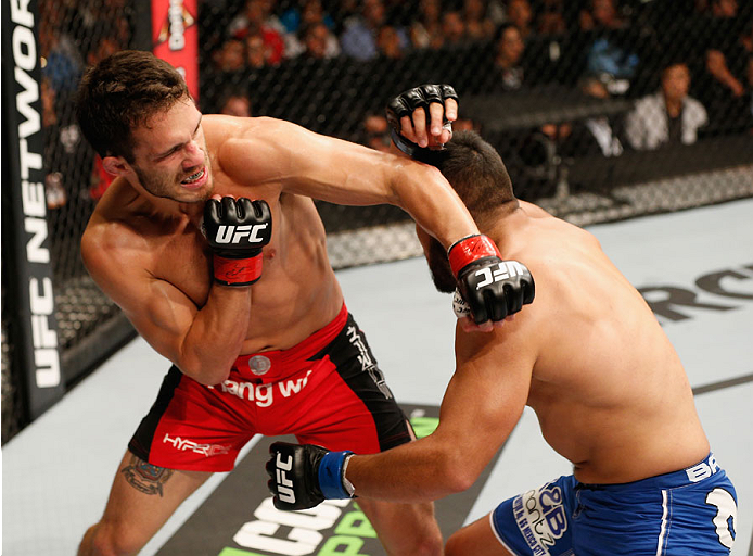 MEXICO CITY, MEXICO - NOVEMBER 15: (L-R) Jake Ellenberger punches Kelvin Gastelum in their welterweight bout during the UFC 180 event at Arena Ciudad de Mexico on November 15, 2014 in Mexico City, Mexico. (Photo by Josh Hedges/Zuffa LLC/Zuffa LLC via Ge