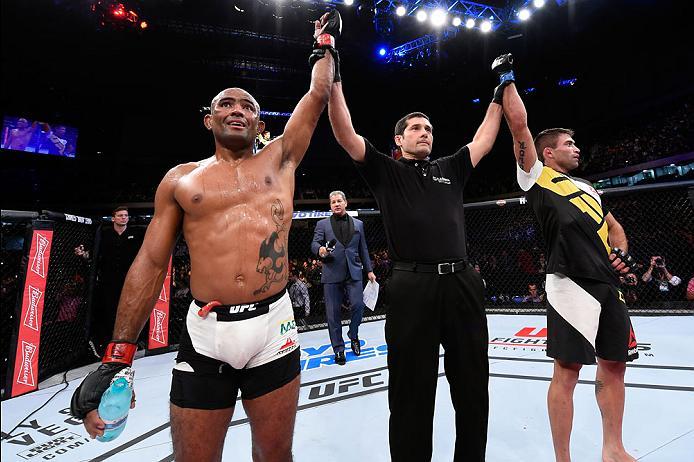 CURITIBA, BRAZIL - MAY 14: (L-R) The fight between Sergio Moraes of Brazil and Luan Chagas of Brazil is announced a majority draw after their welterweight bout during the UFC 198 event at Arena da Baixada stadium on May 14, 2016 in Curitiba, Parana, Braz