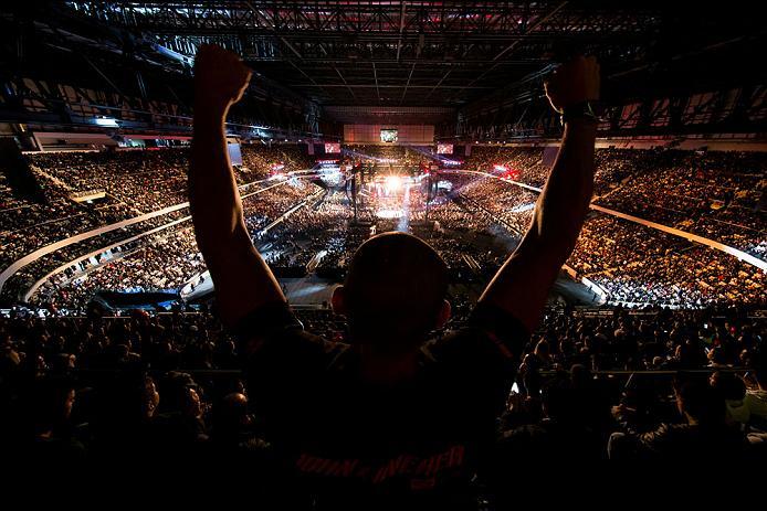 CURITIBA, BRAZIL - MAY 14: Jonh Lineker of Brazil competes Rob Font of the United States in their bantamweight bout during the UFC 198 at Arena da Baixada stadium on May 14, 2016 in Curitiba, Brazil. (Photo by Buda Mendes/Zuffa LLC/Zuffa LLC via Getty Ima