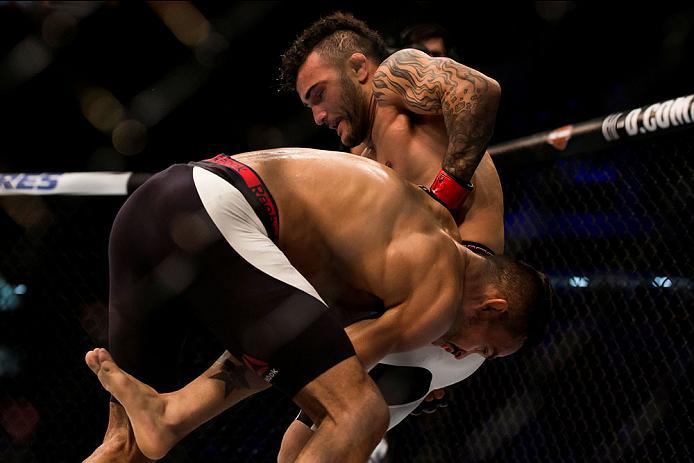 CURITIBA, BRAZIL - MAY 14: Jonh Lineker of Brazil competes Rob Font of the United States in their bantamweight bout during the UFC 198 at Arena da Baixada stadium on May 14, 2016 in Curitiba, Brazil. (Photo by Buda Mendes/Zuffa LLC/Zuffa LLC via Getty Ima