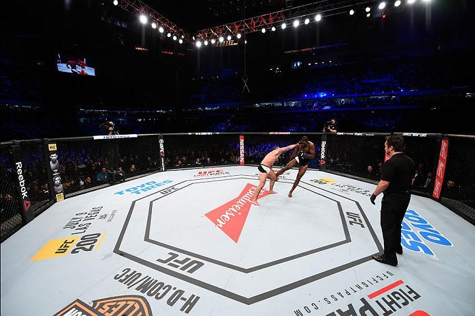 CURITIBA, BRAZIL - MAY 14: (L-R) Mauricio 'Shogun' Rua of Brazil punches Corey Anderson in their light heavyweight bout during the UFC 198 event at Arena da Baixada stadium on May 14, 2016 in Curitiba, Parana, Brazil. (Photo by Josh Hedges/Zuffa LLC/Zuf