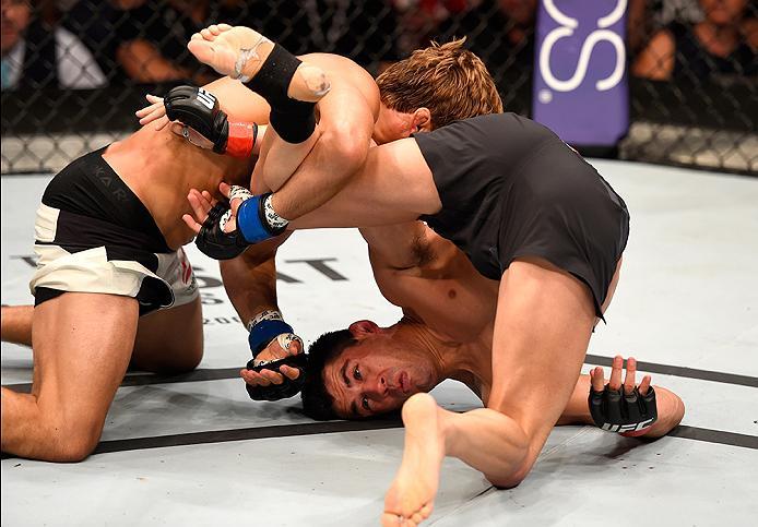 INGLEWOOD, CA - JUNE 04: Dominick Cruz and Urijah Faber wrestle in their UFC bantamweight championship bout during the UFC 199 event at The Forum on June 4, 2016 in Inglewood, California. (Photo by Josh Hedges/Zuffa LLC/Zuffa LLC via Getty Images)