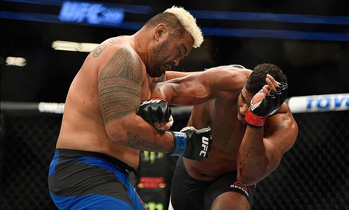LAS VEGAS, NV - MARCH 04: (R-L) Alistair Overeem of the Netherlands punches Mark Hunt of New Zealand in their heavyweight bout during the UFC 209 event at T-Mobile Arena on March 4, 2017 in Las Vegas, Nevada. (Photo by Jeff Bottari/Zuffa LLC/Zuffa LLC vi