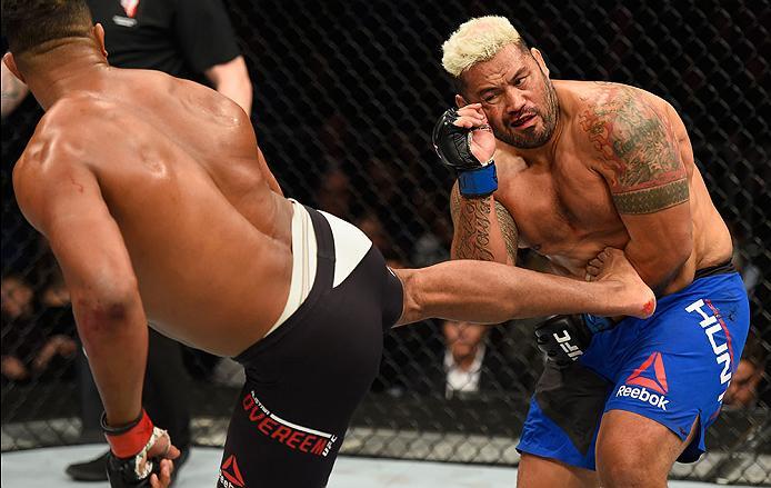 LAS VEGAS, NV - MARCH 04: (L-R) Alistair Overeem of the Netherlands kicks Mark Hunt of New Zealand in their heavyweight bout during the UFC 209 event at T-Mobile Arena on March 4, 2017 in Las Vegas, Nevada. (Photo by Josh Hedges/Zuffa LLC/Zuffa LLC via G