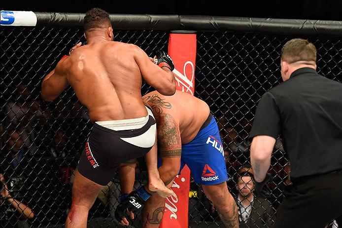 LAS VEGAS, NV - MARCH 04: Alistair Overeem of the Netherlands (black trunks) knees Mark Hunt of New Zealand in their heavyweight bout during the UFC 209 event at T-Mobile Arena on March 4, 2017 in Las Vegas, Nevada. (Photo by Josh Hedges/Zuffa LLC/Zuffa