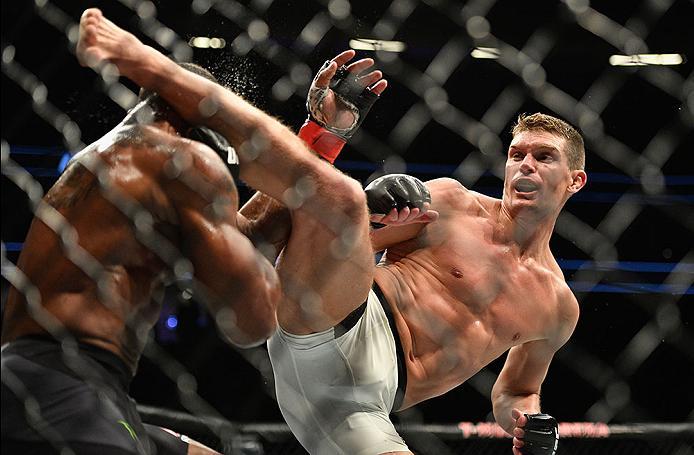 LAS VEGAS, NV - MARCH 04: (R-L) Stephen Thompson kicks Tyron Woodley in their UFC welterweight championship bout during the UFC 209 event at T-Mobile Arena on March 4, 2017 in Las Vegas, Nevada. (Photo by Jeff Bottari/Zuffa LLC/Zuffa LLC via Getty Images