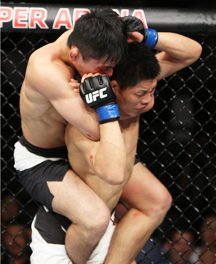 SAITAMA, JAPAN - SEPTEMBER 27: Keita Nakamura of Japan locks in a a rear naked choke on Li Jingliang of China in their welterweight bout during the UFC event at the Saitama Super Arena on September 27, 2015 in Saitama, Japan. (Photo by Mitch Viquez/Zuffa
