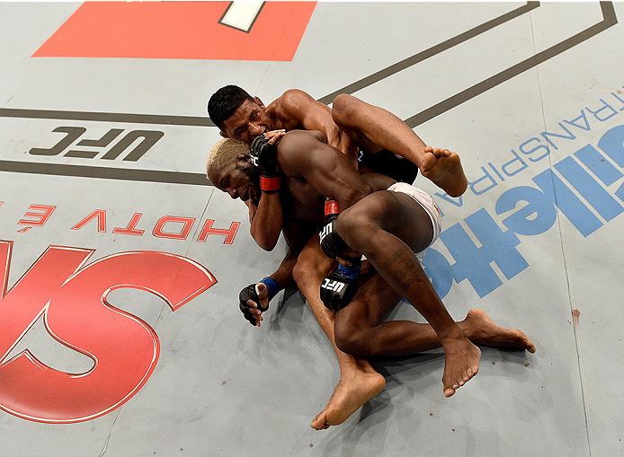 UBERLANDIA, BRAZIL - NOVEMBER 08: Dhiego Lima of Brazil attempts to submit Jorge de Oliveira of Brazil in their welterweight bout during the UFC Fight Night at Sabiazinho Gymnasium on November 8, 2014 in Uberlandia, Brazil. (Photo by Buda Mendes/Zuffa L