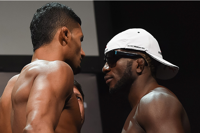 UBERLANDIA, BRAZIL - NOVEMBER 07: (L-R) Opponents Dhiego Lima and Jorge de Oliveira face off during the UFC Fight Night weigh-in at Sabiazinho Gymnasium on November 7, 2014 in Uberlandia, Brazil. (Photo by Buda Mendes/Zuffa LLC/Zuffa LLC via Getty Image